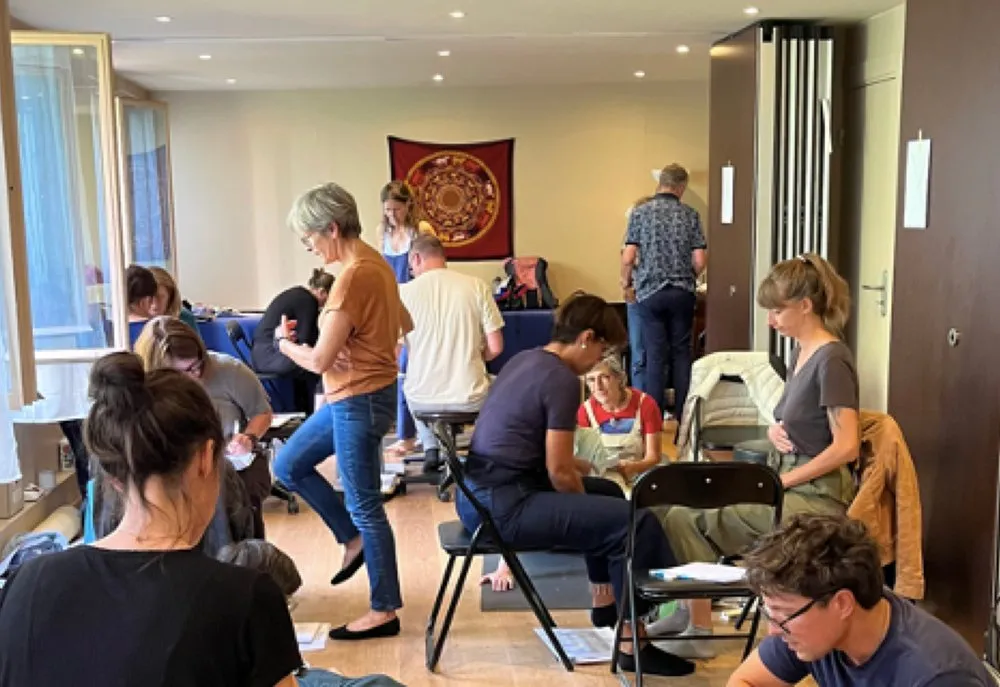 Atelier en salle : des participants pratiquent les outils Corps Mémoire, assis ou debout, accompagnés par une formatrice