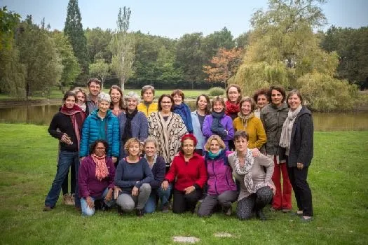 Une trentaine de stagiaires réunis pour une photo de groupe dans un parc aux couleurs d’automne.
