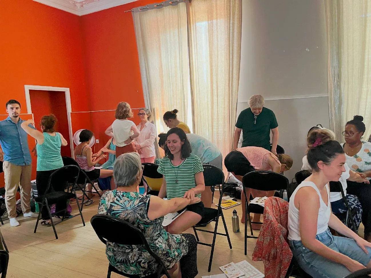 Stage en salle : les participants pratiquent par deux, assis et debout