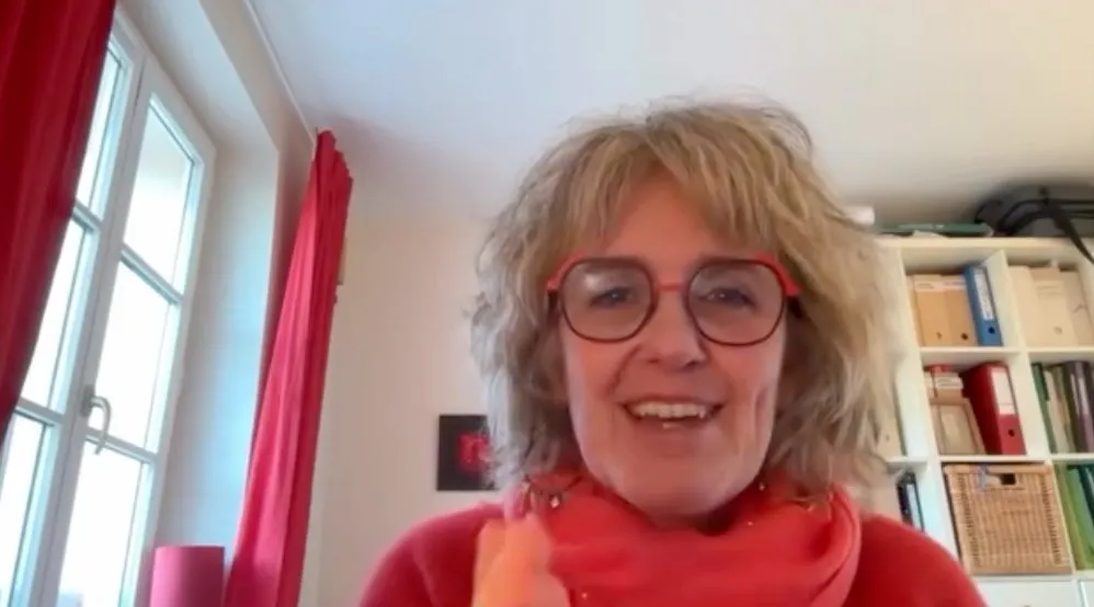 Extrait d’un témoignage vidéo diffusé sur Twitch : une stagiaire souriante parle face caméra